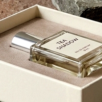 Boîte à parfum rigide de luxe blanche en deux parties avec couvercle relevable et insert ajusté, emballage cosmétique écologique pour parfums