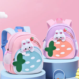 Venda direta dos fabricantes boneca de desenho animado adorável padrão de morango mochila leve favorita das crianças - Product Image 4
