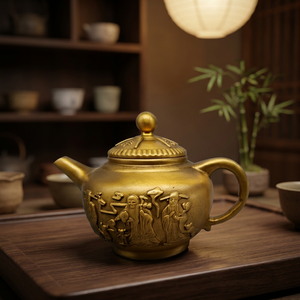 Théière traditionnelle chinoise en métal avec couvercle et poignée, design en relief couleur or - Product Image 4
