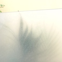 Feuille de polycarbonate givré diffusant la lumière de 2mm, couche dure résistante au feu, échantillon gratuit pour toits design moderne pour hôtels et parcs