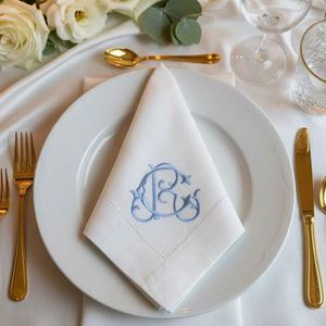 Serviettes de cocktail personnalisées en coton et lin brodées avec monogramme et ourlet festonné, broderie blanche - Product Image 1