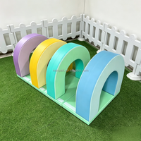 Structure de jeu tout-en-un en mousse souple : tunnel, poutre d'équilibre et parcours d'obstacles pour la maison, la garderie et la location événementielle