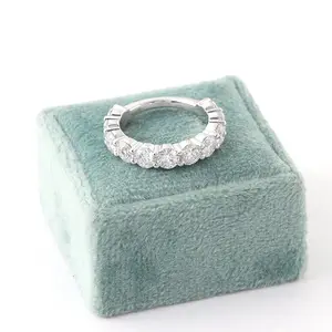 经典硅石结婚戒指10k纯金，4毫米DEF-VVS圆形明亮切割硅石匹配戒指