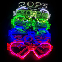 Plastique 2025 Led clignotant en forme de coeur lunettes lumineuses brillent dans le noir fête Rave lunettes d'obturation pour les lunettes de fête du nouvel an