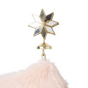 Soporte para Calcetines Navideños de Lujo con Estrella Dorada y Detalles Brillantes, Últimos Diseños Personalizables, Colgador de Calcetines con Estrella Brillante - Product Image 1