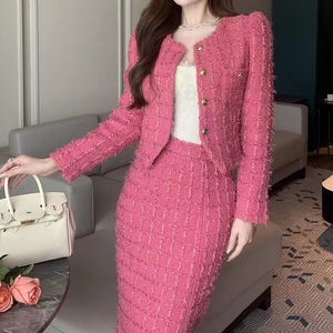 ชุดเซ็ตแฟชั่น 2 ชิ้น เสื้อโค้ทพรีเมียมและกระโปรงยาวระดับกลางสำหรับผู้หญิง คอลเลคชั่นใหม่ประจำฤดูใบไม้ร่วง/ฤดูหนาว - Product Image 1