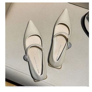 Nouvelles sandales vintage à talon épais pour femmes, à enfiler, avec amorti, talons hauts ornés de strass, résistantes à l'eau, adaptées à toutes les saisons. - Product Image 3