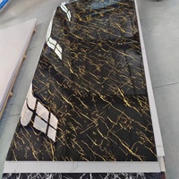 Panneau mural en PVC marbré veiné doré de luxe, panneau décoratif intérieur flexible haute brillance pour le salon, mur d'arrière-plan de la télévision