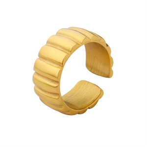 Anillo de Moda con Rayas Chapado en Oro de 18k, Anillo de Acero Inoxidable para Mujer - Product Image 1
