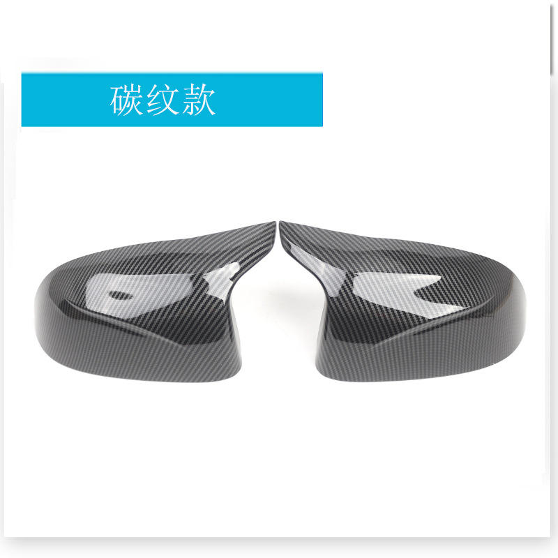 Une paire de motifs carbone