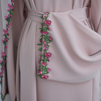 Ensemble Abaya Nida Douce Broderie Florale et Hijab Assorti pour Femme Musulmane – Robe Islamique Modeste Rose avec Dentelle et Patchwork – Vente en Gros