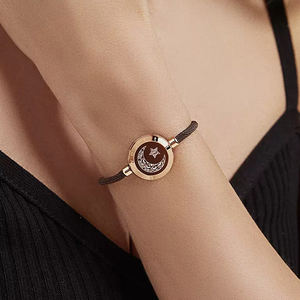 Zon Maan Matchende Armbanden - Slimme Vibratie & LED-Flits Paarset voor Geschenken voor Relaties op Afstand. - Product Image 1