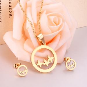 Conjunto de Joyería de Moda con Collar de Pájaro, Collar de Grulla de Papel, Anillo y Pendientes de Pequeña Golondrina - Product Image 1