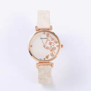 Montre à quartz de luxe pour femmes avec cadran floral et bracelet en cuir, design de montre élégant - Product Image 3