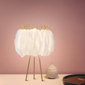 Lámpara de mesa de <span class=keywords><strong>plumas</strong></span> de lado de <span class=keywords><strong>cama</strong></span> decorativa de lujo para dormitorio de estilo nórdico europeo para sala de estar - Product Image 1