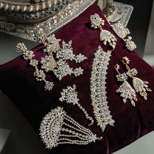 Ensemble de bijoux fins de couleur blanche Collier et boucles d'oreilles en pierre élégante Combo - Product Image 1