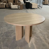 Ensemble de table à manger ronde en chêne massif avec quatre pieds géométriques, finition noire, design moderne durable, meubles de salle à manger pour usage domestique
