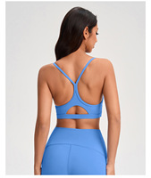 Soutien-gorge de sport yoga pour femme à fines bretelles, dos élégant, effet push-up, maintien élevé, type débardeur fitness.