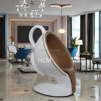 Chaises de café et de restaurant modernes et créatives avec dossiers en forme de coupelle pour une utilisation en intérieur et en extérieur