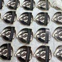 Metallhandwerk Musik-Star Niedliches Cartoon-Mädchen Benutzerdefinierter Anstecker Harter Anime Emaille-Anstecker mit Glitzer