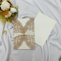 Cartes d'invitation de mariage en papier découpées au laser sur le thème de l'amour avec paillettes roses