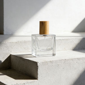 Elegante Botella de <span class=keywords><strong>Perfume</strong></span> de Vidrio Recargable de 50ml 100ml, Cuadrada, para Marcas de Lujo, con Tapa de Madera de Bambú, <span class=keywords><strong>Precio</strong></span> de Fábrica - Product Image 1