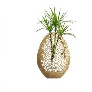 Vase à fleurs élégant en aluminium fait main, design côtier, écologique, personnalisable pour des arrangements floraux sophistiqués, moderne - Product Image 1