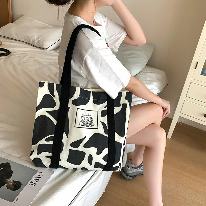 Rencontrer un petit ours beige