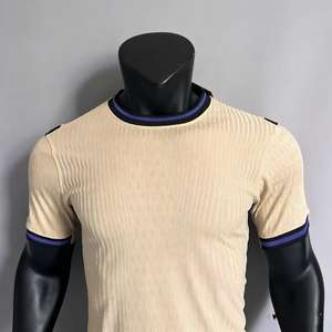 高品質サッカークラブ代表チーム選手版ファン版レトロサッカーユニフォーム、カスタム可能な番号と名前入り - Product Image 1