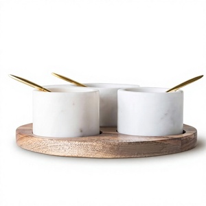 Ensemble de trois bols à servir en marbre avec base en bois, vaisselle pour la cuisine - Product Image 1