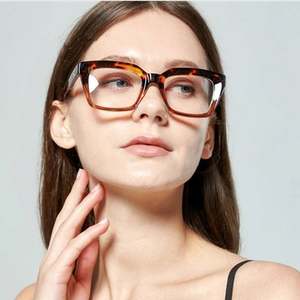 Nuevas Gafas de Sol con Logotipo Personalizado, Lentes Transparentes Populares, para Mujer, con Remaches Cuadrados, Gafas Anti Luz Azul para Mujer - Product Image 3