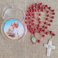 Chapelet en perles de bois rouge de 7 mm, chapelet parfumé à la rose avec centre et croix du pape François, chapelet avec boîte en plastique