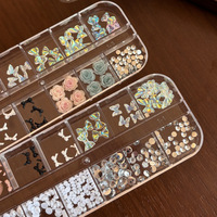 Accesorios de Nail Art Estilo Influencer, Set de 12 Compartimentos, con Adornos Metálicos, Perlas, Cristales Transparentes, Flores de Rosa, Lazos y Diamantes de Imitación para Uñas