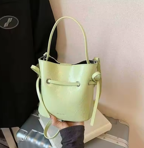 Sac bandoulière portable, sac fourre-tout tendance, sac quotidien robuste pour femme, fabricant de sacs personnalisés, sac fourre-tout - Product Image 1