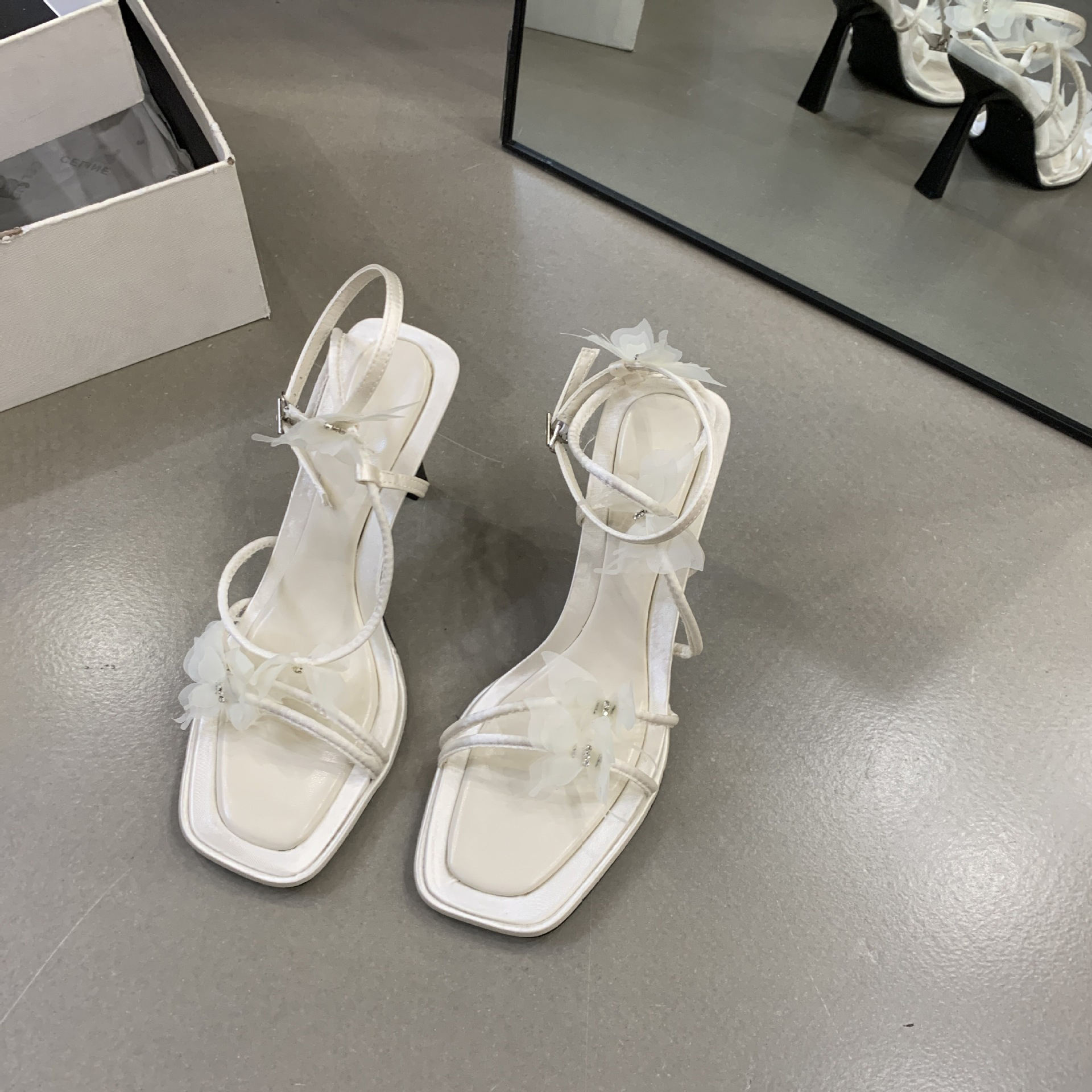 ขาว (ส้นดำ)