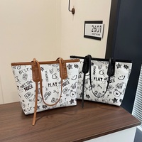 Sac fourre-tout simple grande capacité en PU avec fermeture éclair pour femme, nouvelle collection 2026, style urbain, imprimé tendance en polyester, été-automne