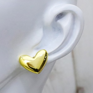 ต่างหูแบบมินิมอลรูปหัวใจชุบทอง 18k ขัดเงา - Product Image 3
