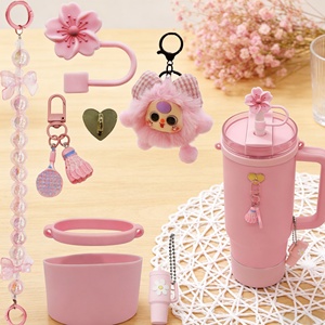 Nuovo Set di 8 Accessori per Bottiglie d'Acqua: Cinghia per il Trasporto, Ciondolo a Stella, Tappo per Cannuccia, Portachiavi in Peluche a Forma di Pallina di Carbone - Vendita all'Ingrosso - Product Image 3