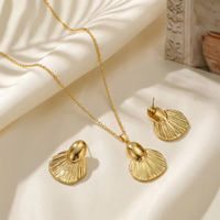 Parure de bijoux tendance en acier inoxydable plaqué or pour femme, collier et boucles d'oreilles queue de poisson gaufrée, idéale pour mariage et anniversaire
