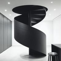 Escalier en colimaçon sur mesure pour loft design avec structure en acier noir et marches en chêne naturel