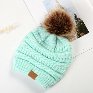 PU cuero logo Oem Knit Pom Beanie tejido personalizado parche sombreros de <span class=keywords><strong>invierno</strong></span> para las mujeres - Product Image 2