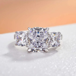 Anello Statement Taglio Princess per Donna, Gioiello di Lusso da Indossare a Feste - Product Image 4