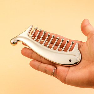 Kinwong Metall-Kopfmassagegerät Meridian-Klauen-Therapie-Werkzeug Manuell-Kabelgebundene Steuerung Ätherisches Öl 4-in-1 Kopfhaut-Schabekamm - Product Image 4