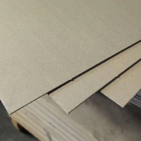 Carton gris recyclé, feuille de carton ondulé 750 GSM, adapté à la fabrication de boîtes rigides, de reliures de livres à couverture rigide et de classeurs.