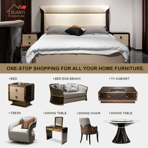 <span class=keywords><strong>Lit</strong></span> rembourré beige avec tête de <span class=keywords><strong>lit</strong></span> à volants et logo |   Meubles de chambre à coucher King Size - Product Image 1