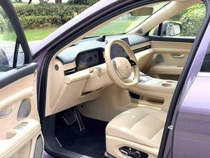 AITO M5 Extended-Range Ultra SUV 4x4 Usato 2025 viola su sfondo albicocca - Product Image 3