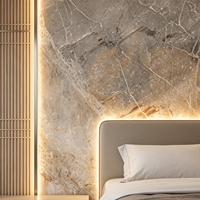 Style doux et élégant, grande dalle de marbre naturel brun clair lavé, idéale pour les scènes d'ambiance de chambre chaleureuse.