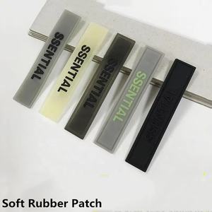 カスタムブランドロゴ 極小文字 シリコンラベル 黒色PVCシリコンラバーパッチ (アイロン接着) 衣類用 - Product Image 1