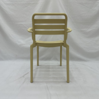 Chaise d'extérieur empilable résistante aux intempéries en PP, chaise de patio en plastique avec accoudoirs, facile à nettoyer, légère, chaise d'appoint pour l'extérieur et l'intérieur