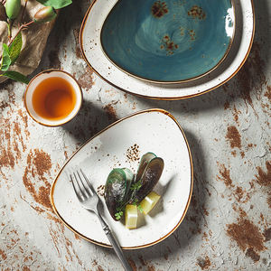 YAYU OEM Populaire Restaurant Hôtel Rétro Moucheté Porcelaine Sashimi Plat Assiette Blanc Vert Glaçure Triangle Assiette À Salade En Céramique - Product Image 2